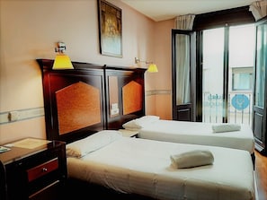 Double Room | Down duvets, desk, blackout curtains, free cots/infant beds - Hosteria Sara by gaiarooms (Salamanca)