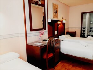 Camera tripla | Copriletto in piuma, una scrivania, tende oscuranti