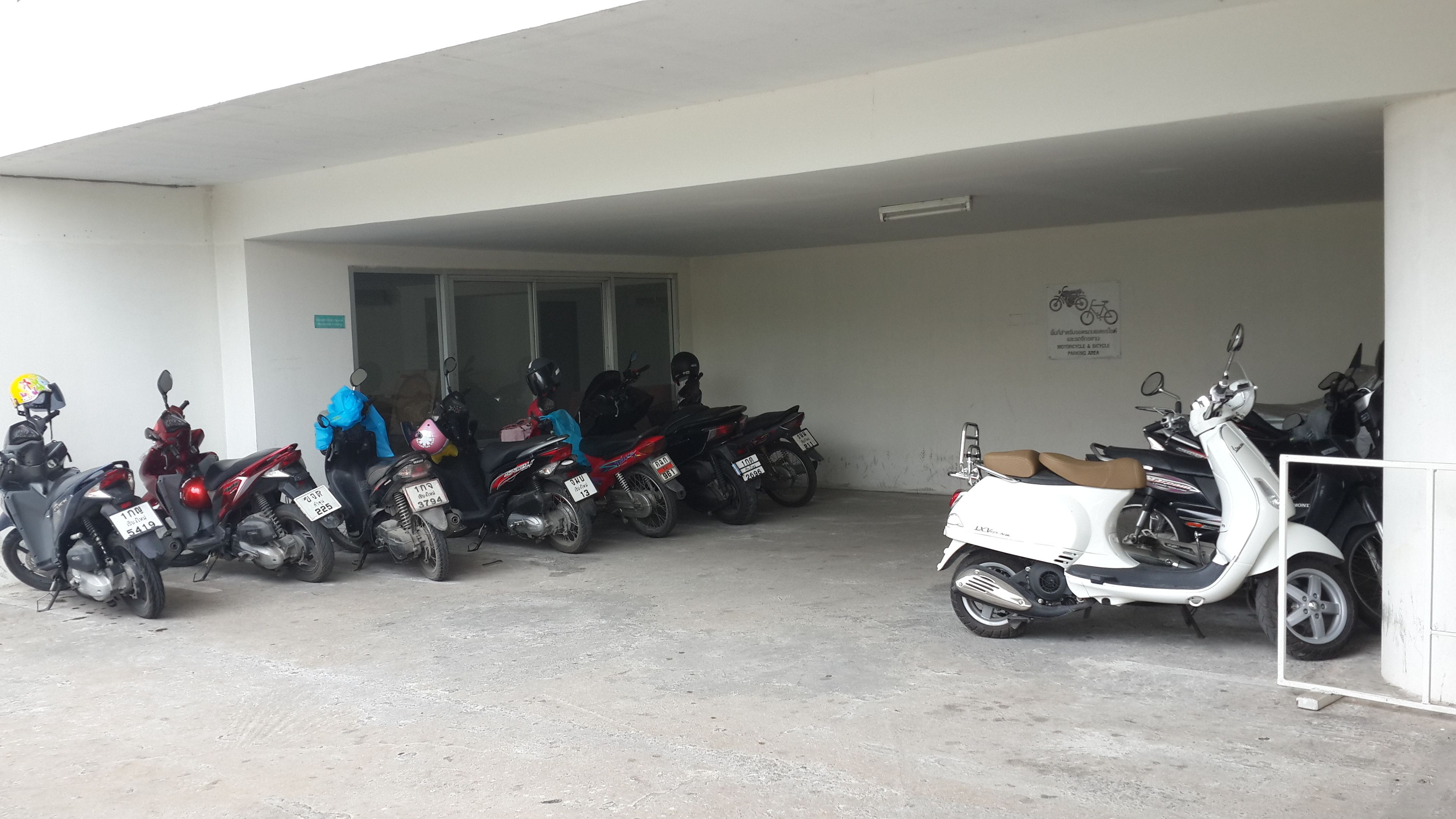 Un’area di parcheggio con diversi scooter e motocicli.