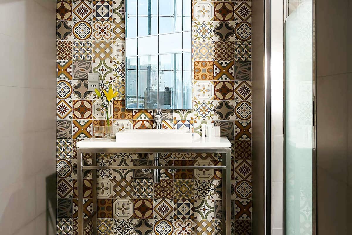 Bar mini, peti besi dalam bilik, meja, langsir/tirai gelap terus