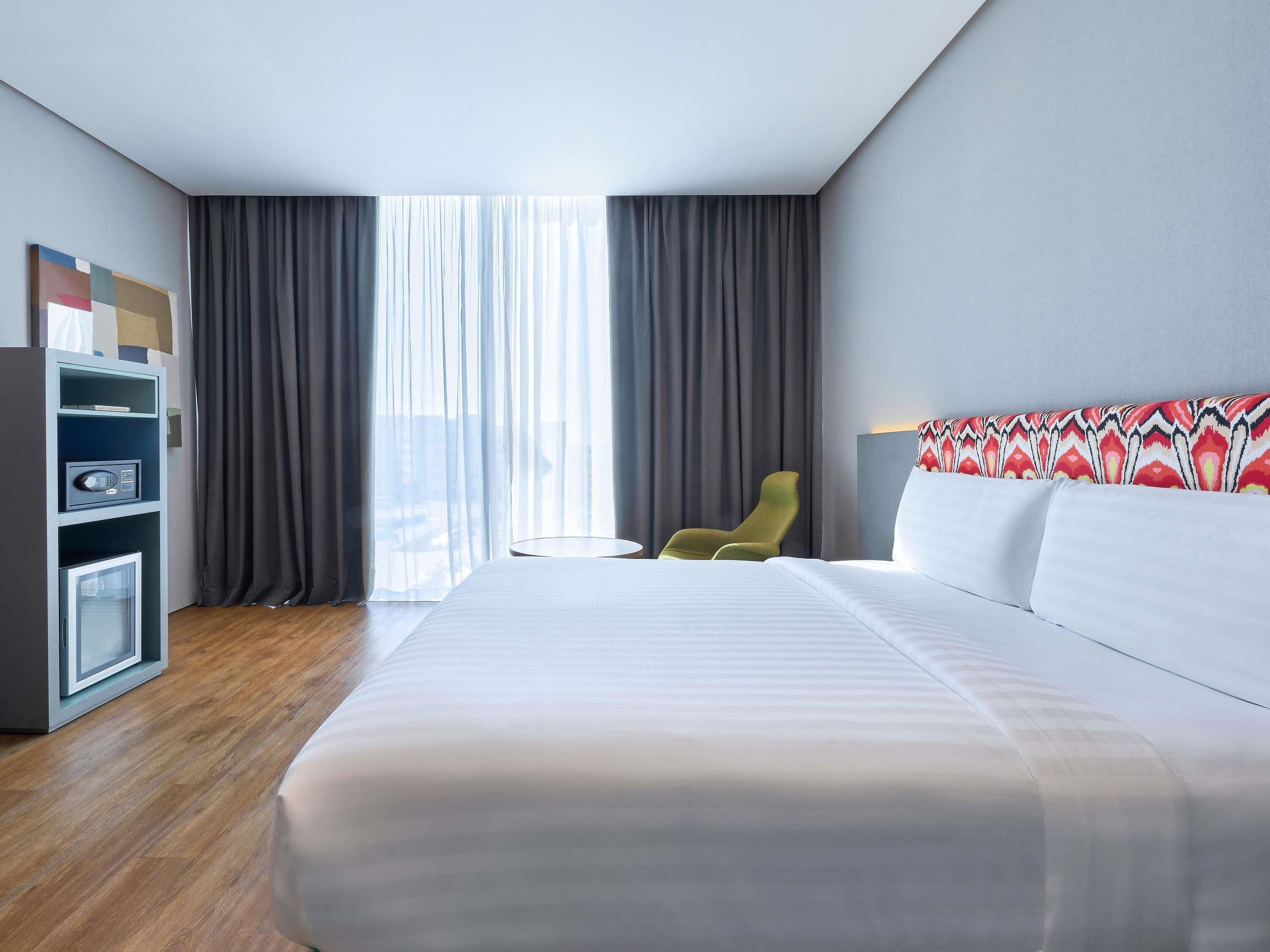 Minibar, két bảo mật tại phòng, bàn 