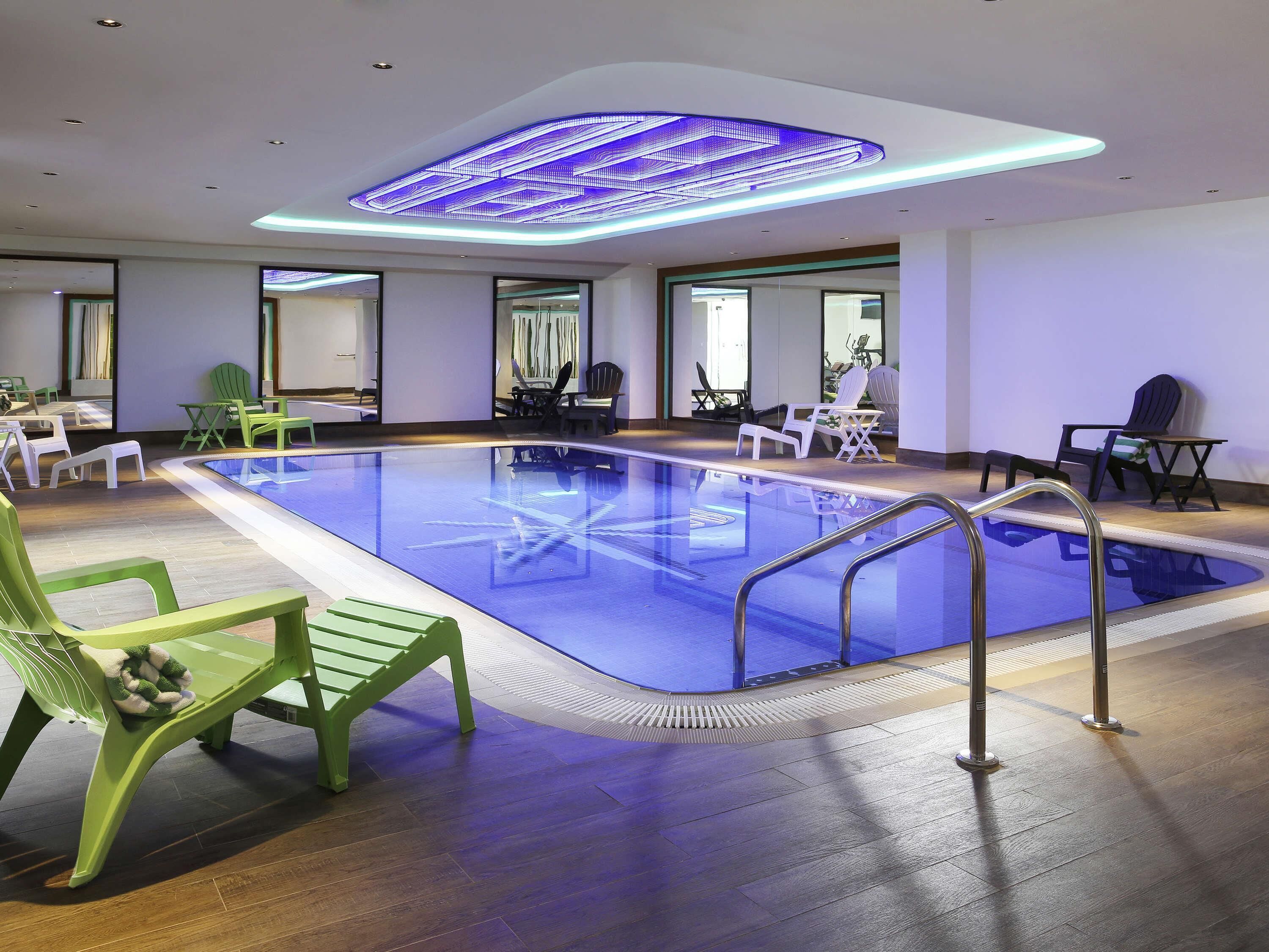 Una piscina cubierta