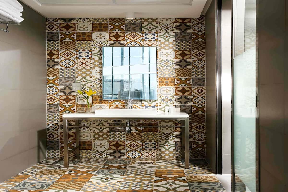 Bar mini, peti besi dalam bilik, meja, langsir/tirai gelap terus