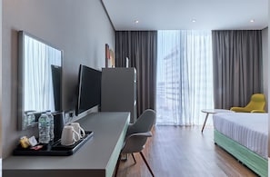 Een minibar, een kluis op de kamer, een bureau, een laptopwerkplek