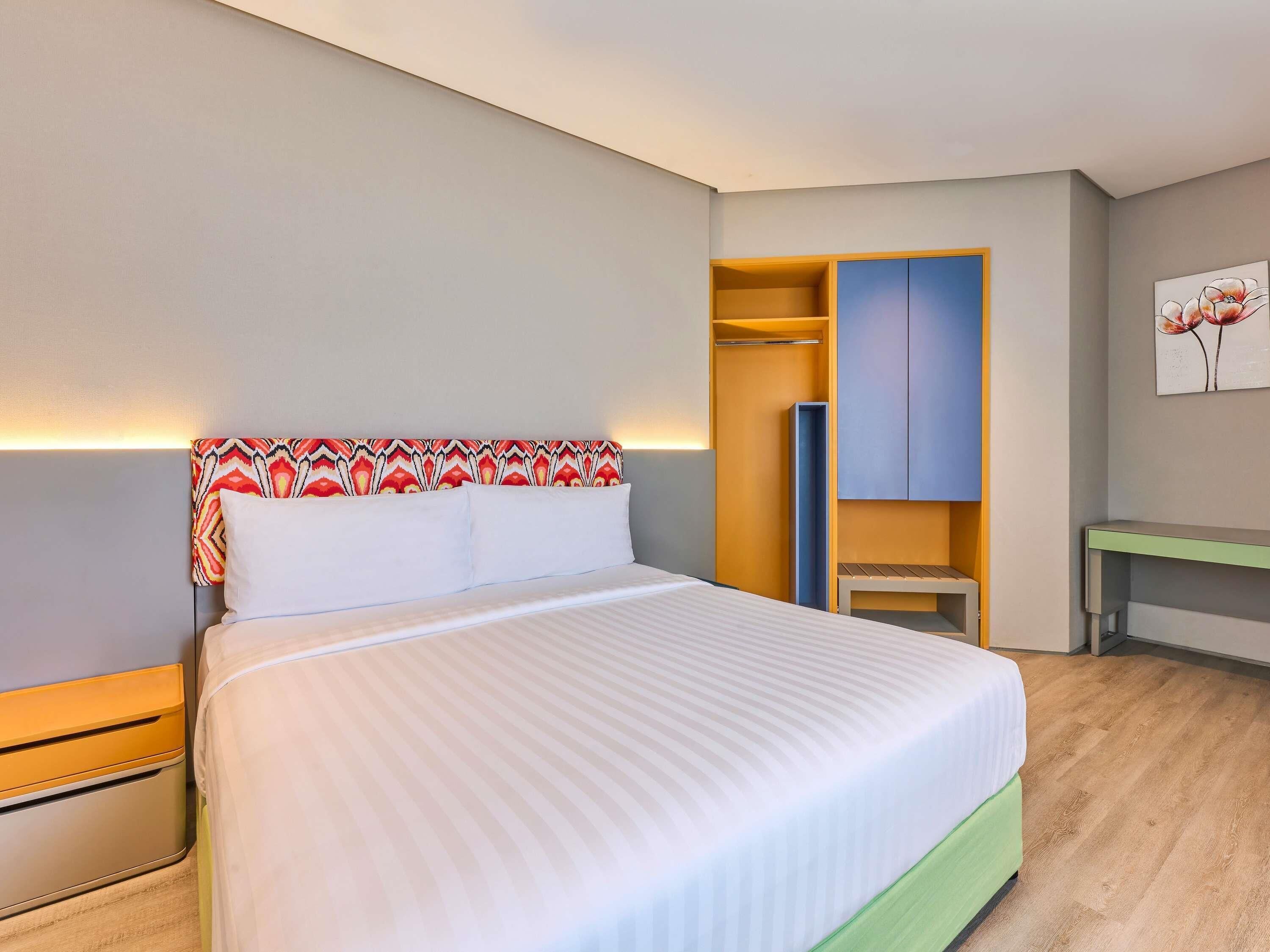 Habitación doble estándar, 1 cama matrimonial | Minibar, caja de seguridad en la habitación y escritorio 