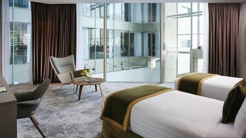 Minibar, coffres-forts dans les chambres, bureau