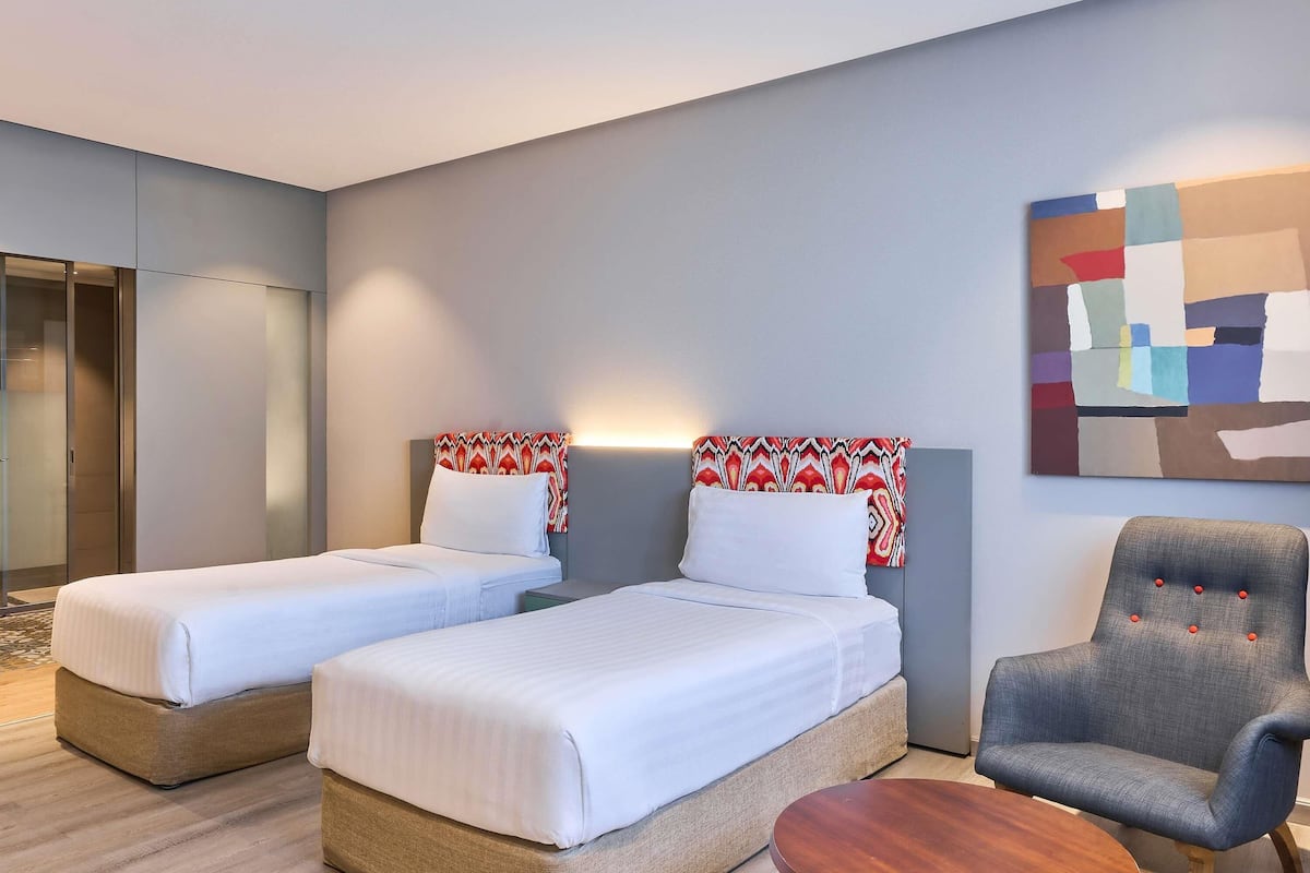 Standard Room, 2 Single Beds | 2 bedrooms, minibar, in-room safe, desk