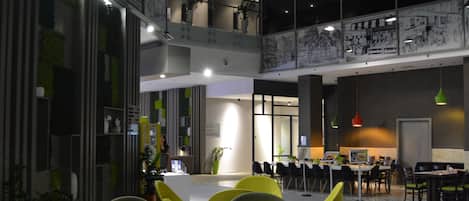 Coin salon dans le hall