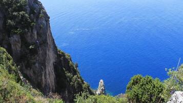 Una scogliera a picco sul mare con vista sull'oceano.