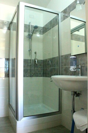 Classic-Doppelzimmer, Balkon, Meerblick | Badezimmer | Dusche, kostenlose Toilettenartikel, Haartrockner