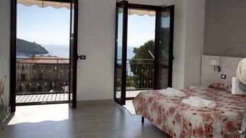 Doppia Classic, balcone, vista mare | Una cassaforte in camera, una scrivania, insonorizzazione