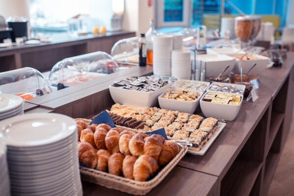 Buffet déjeuner (17.5 EUR par personne)