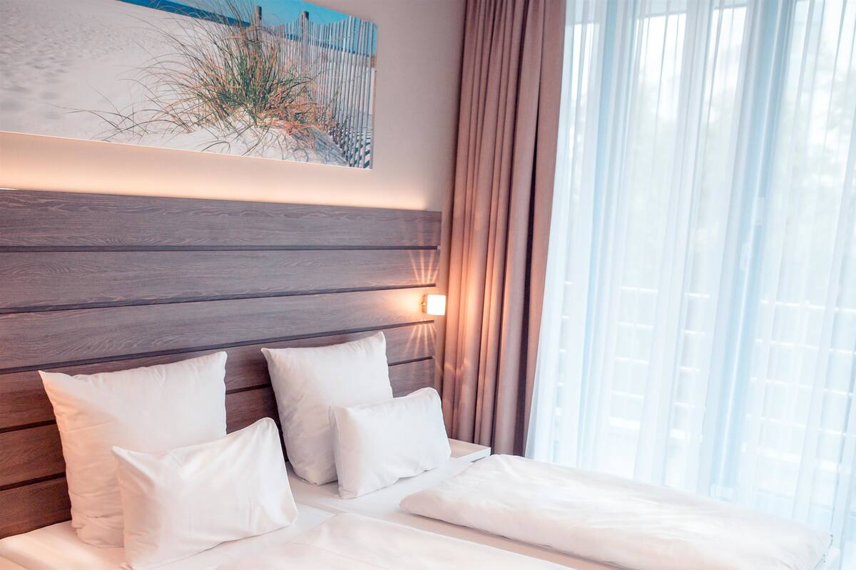 Quarto standard, 1 cama Queen | Roupas de cama antialérgicas, escrivaninha, cortinas blackout