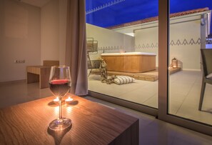 Suite superior, hidromasaje | Área de sala de estar | Televisión de pantalla plana 