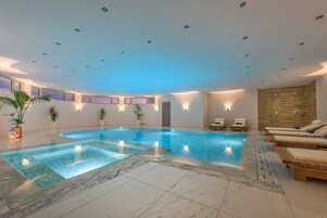 Una piscina techada, 2 piscinas al aire libre