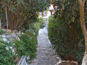 Property grounds - Yvonni Studios (Patmos)