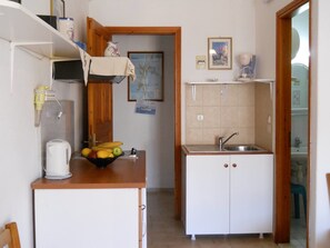 Peti sejuk, dapur, pembancuh kopi/teh 