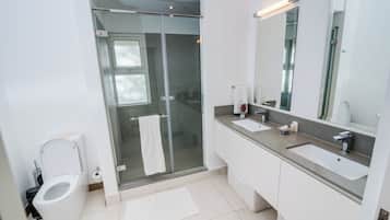 Douche, articles de toilette gratuits, sèche-cheveux