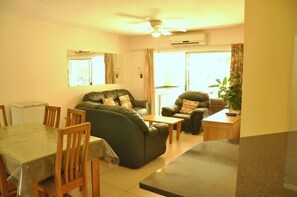 Habitació estàndard | Sala d'estar | Televisor de pantalla plana de 42 polzades amb canals per cable 