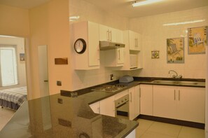 Refrigerador con freezer, microondas, placa de cocina, cafetera/tetera