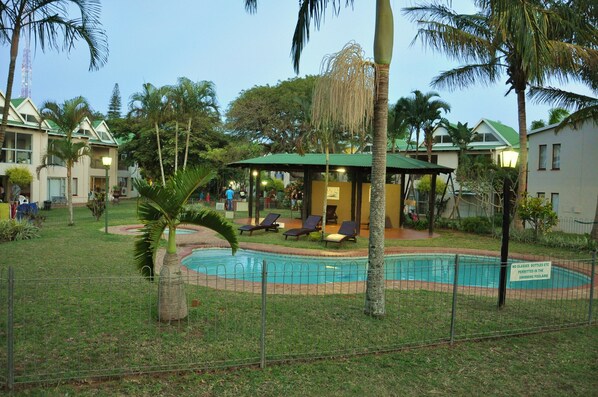 Una piscina al aire libre