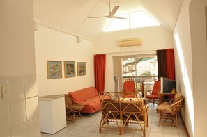 Habitació estàndard | Sala d'estar | Televisor de pantalla plana de 42 polzades amb canals per cable 