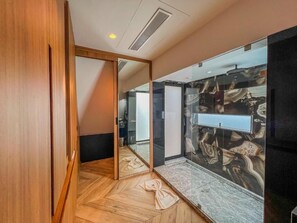 Lodge | Premium-sengetøj, pengeskab på værelset, individuelt design
