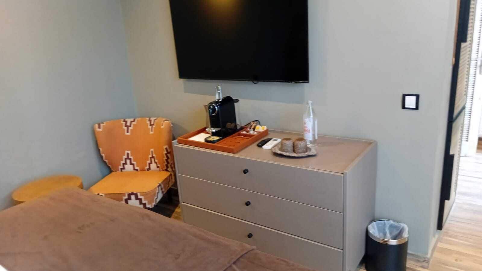 Ropa de cama de alta calidad y caja de seguridad en la habitación 