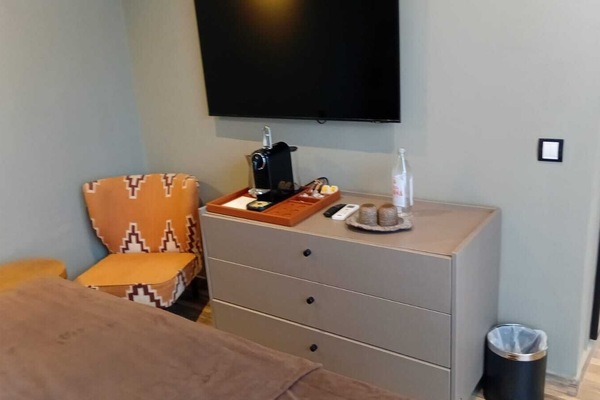Ropa de cama de alta calidad y caja de seguridad en la habitación