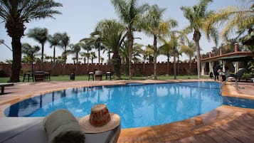 Habitación Royal | Alberca | 3 albercas al aire libre, sombrillas en la alberca y camastros