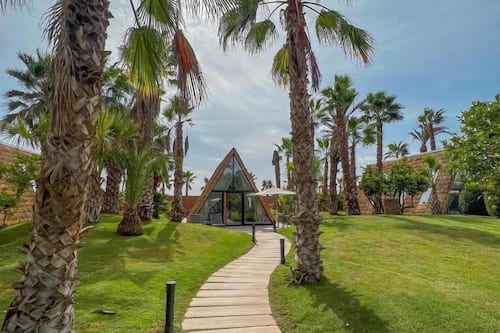 Lodge | Premium bedding, in-room safe, individually decorated