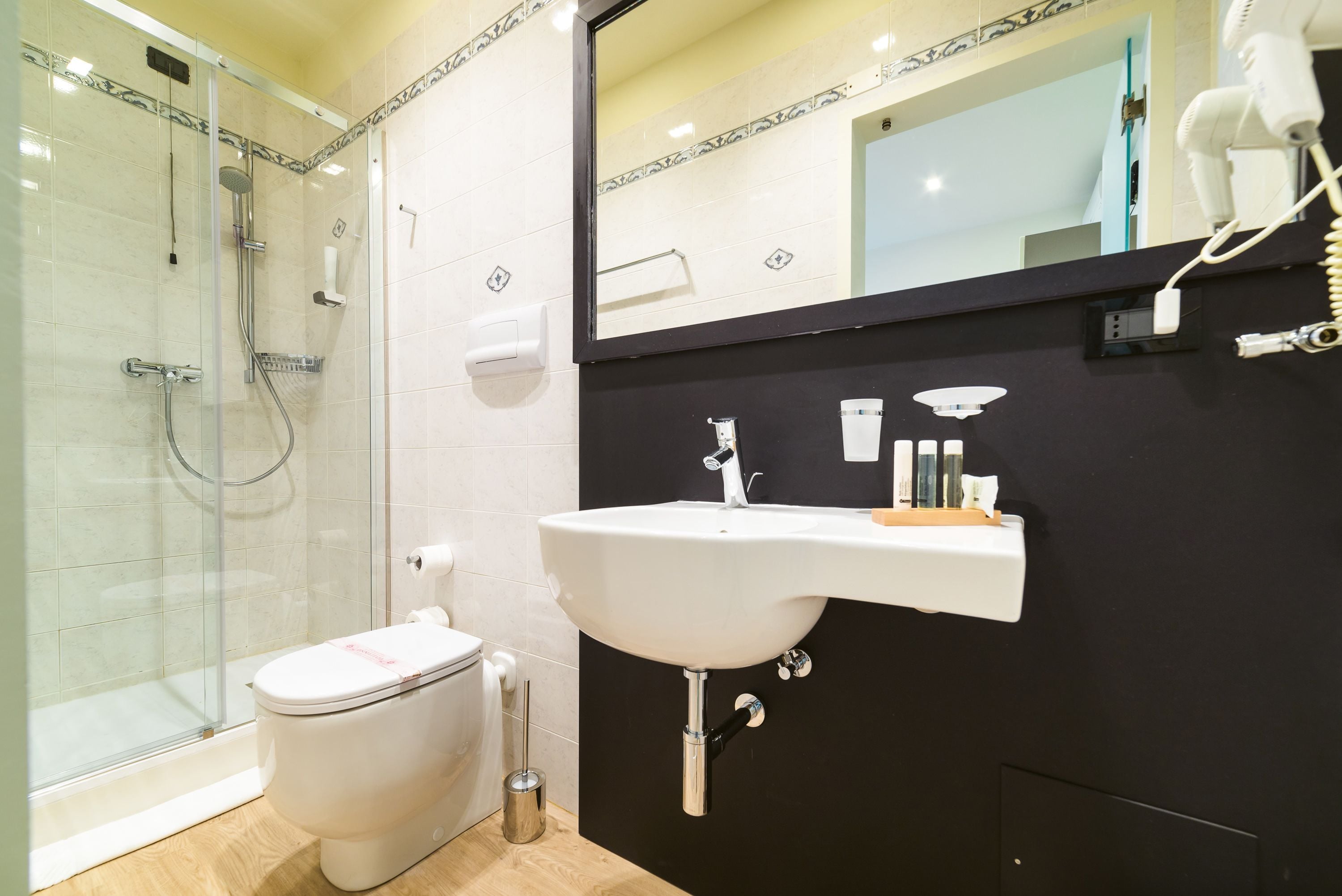 comfort double room, non smoking, canal view | bathroom | shower, free toiletries, hair dryer, towels