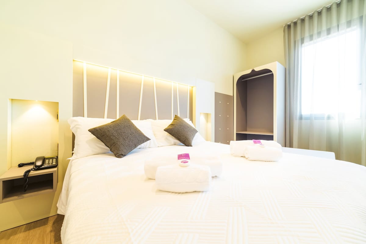 comfort triple room, non smoking, ensuite | down duvets, minibar, in-room safe, desk