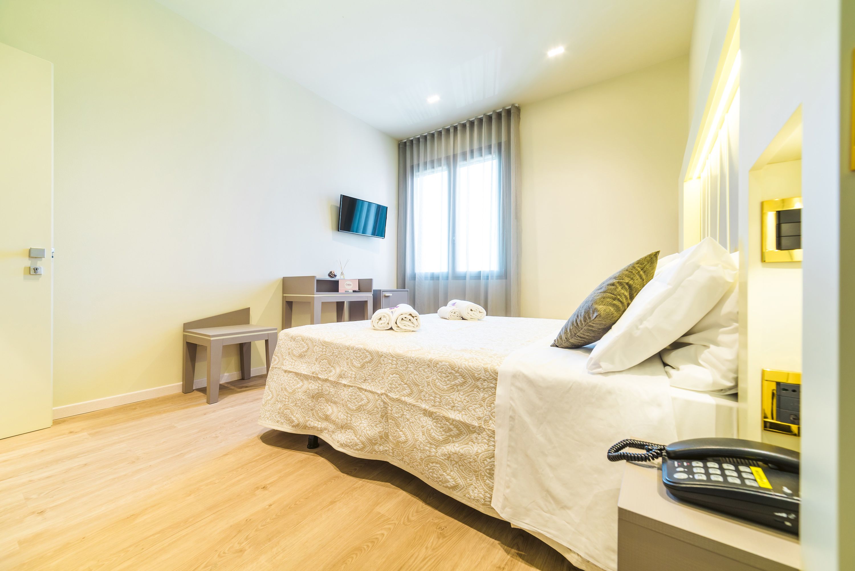 comfort double room, non smoking, canal view | down duvets, minibar, in-room safe, desk