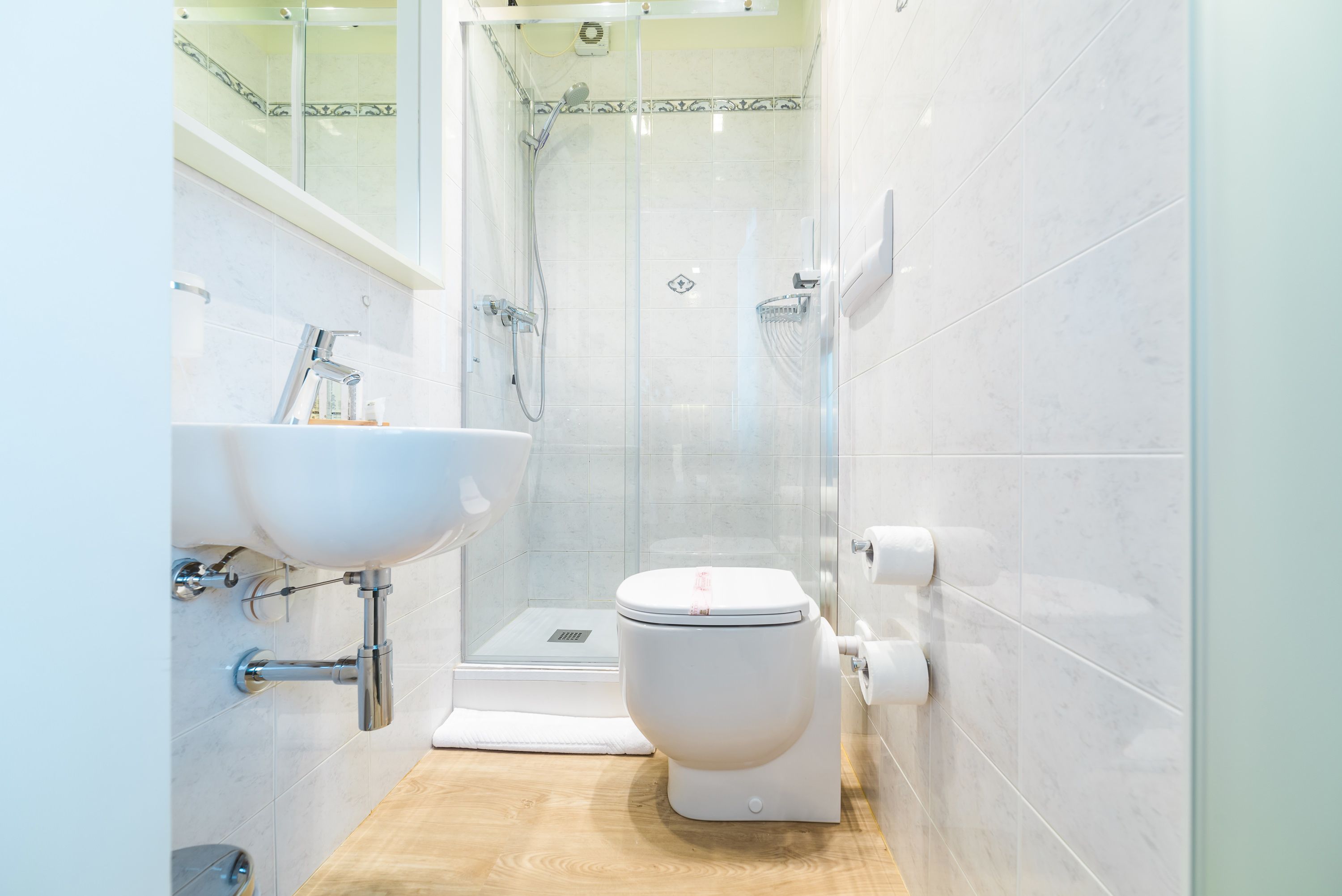 comfort single room, non smoking, canal view | bathroom | shower, free toiletries, hair dryer, towels