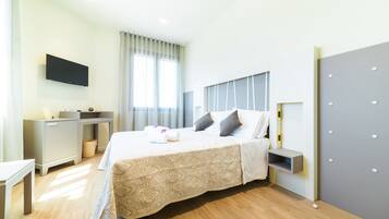 Comfort Double Room, Non Smoking, Canal View | Down comforters, minibar, in-room safe, desk