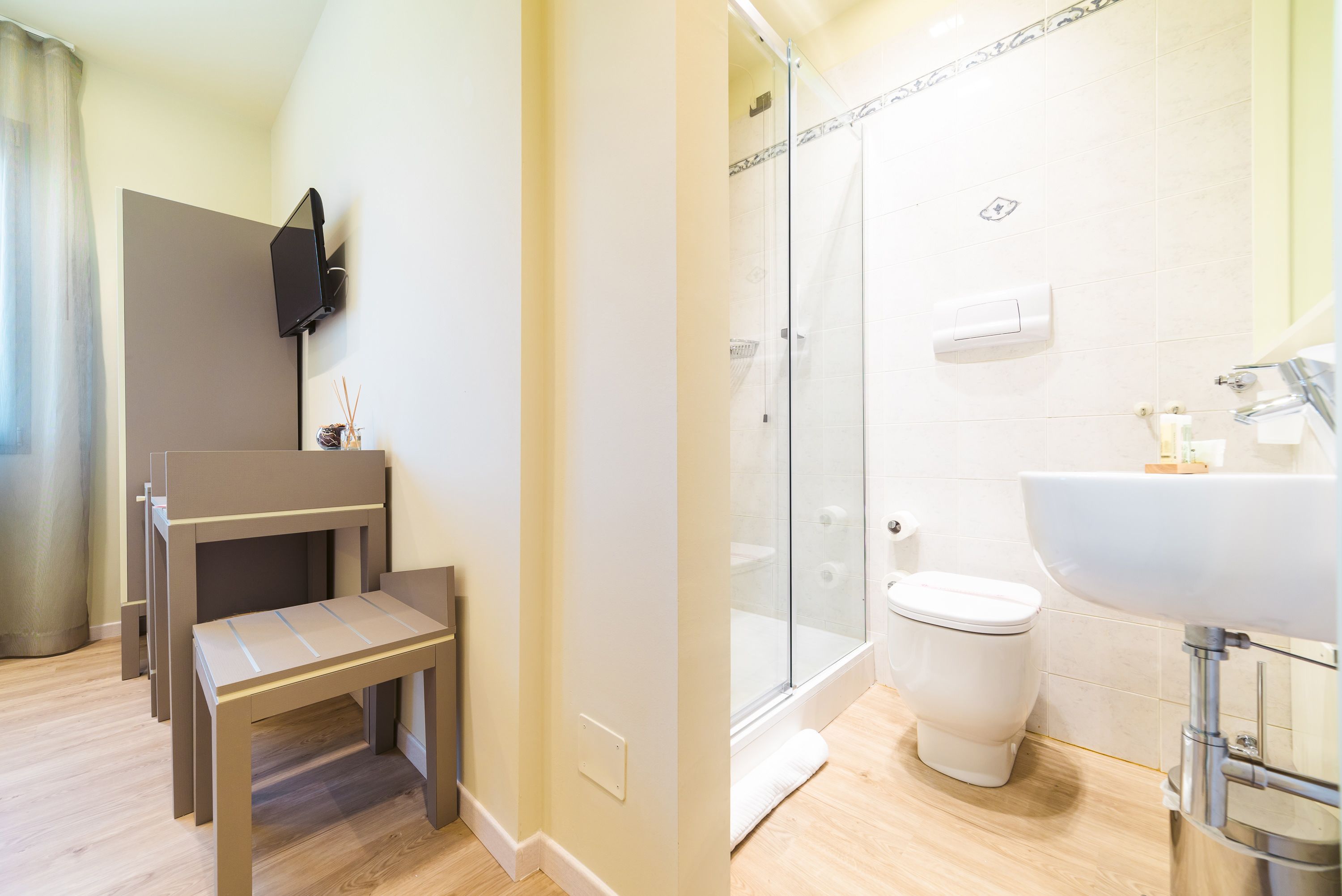 standard double room, non smoking | bathroom | shower, free toiletries, hair dryer, towels