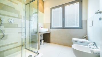 Superior tweepersoonskamer, niet-roken, uitzicht op kanaal | Badkamer | Een douche, gratis toiletartikelen, een haardroger, handdoeken