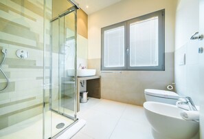 Superior Double Room, Non Smoking, Canal View | Bathroom | Shower, free toiletries, hair dryer, towels - Hotel CalaLuna (Musile di Piave)