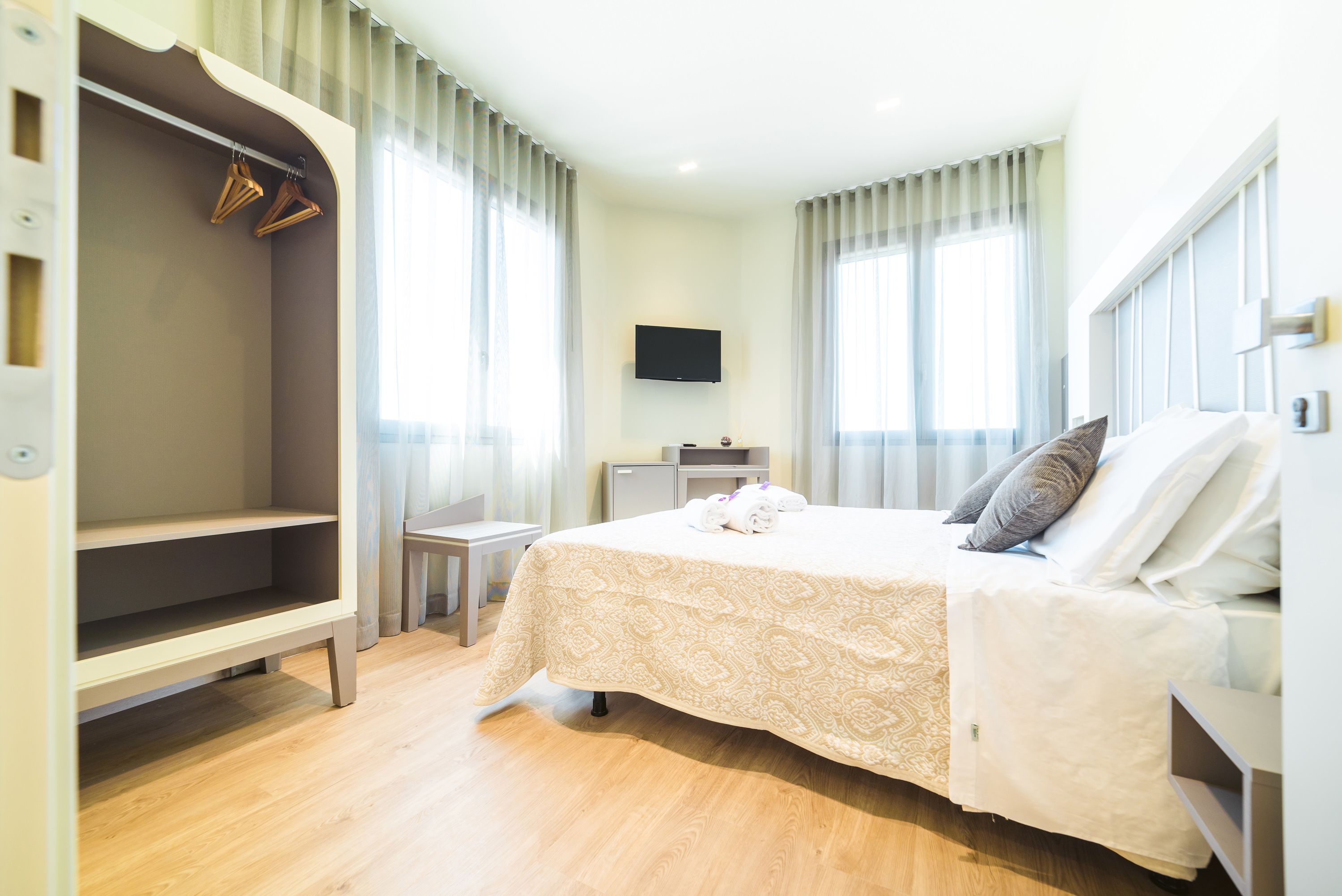 comfort double room, non smoking, canal view | down duvets, minibar, in-room safe, desk