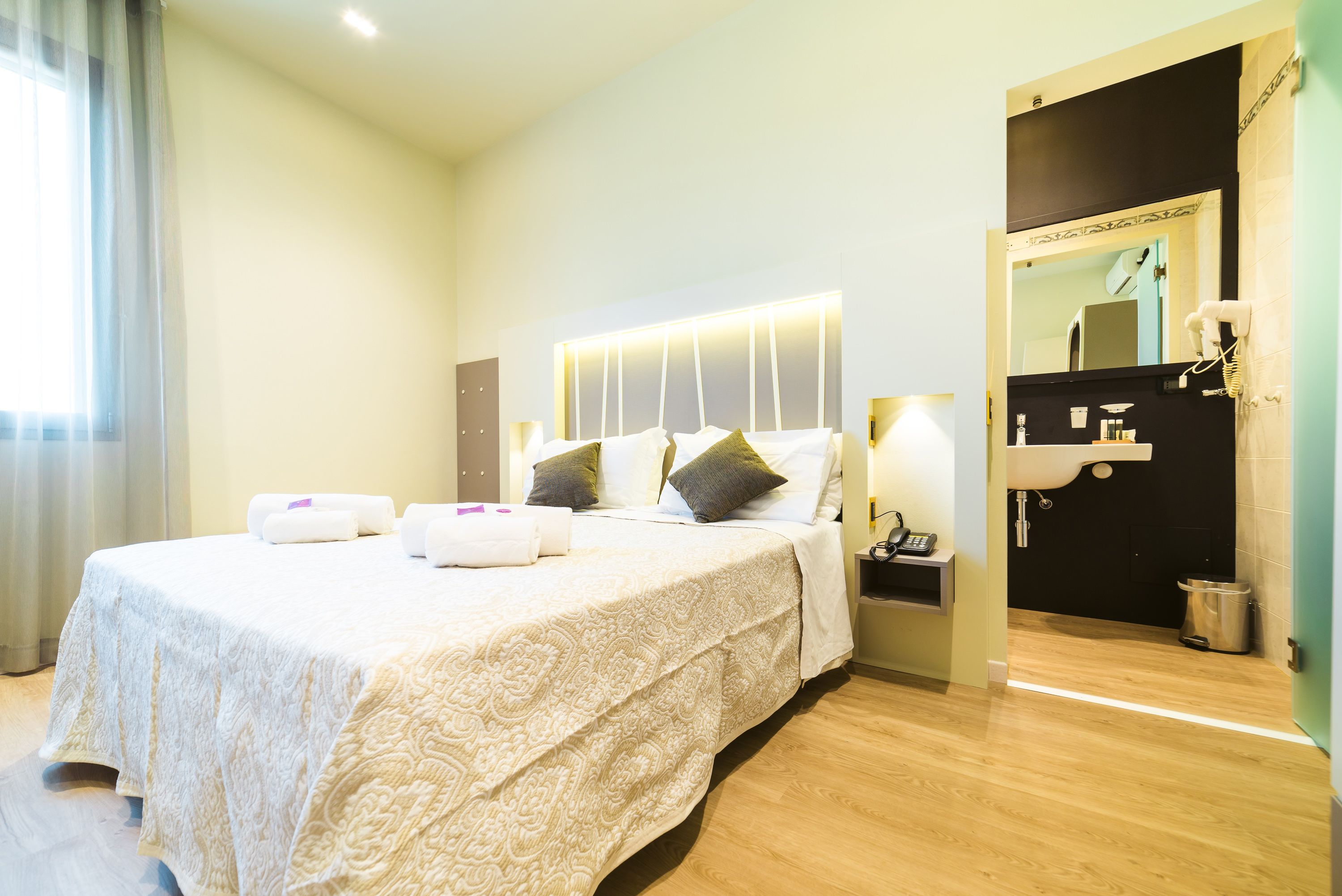 comfort double room, non smoking, canal view | down duvets, minibar, in-room safe, desk