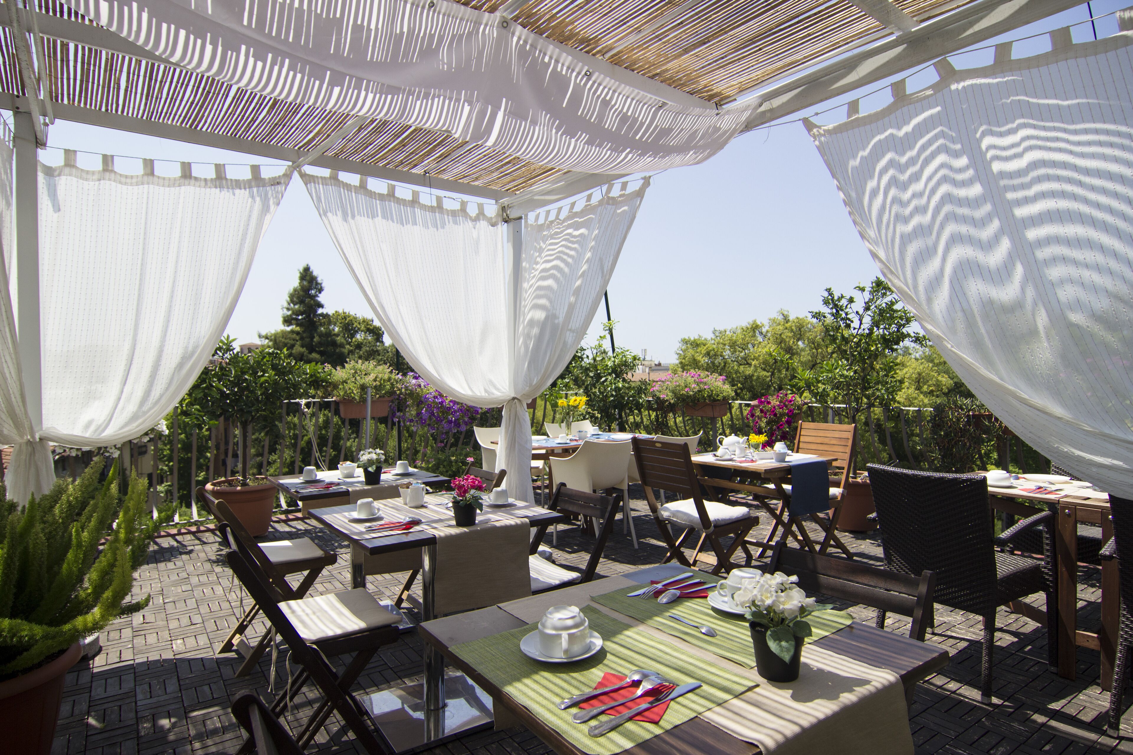 Petit déjeuner buffet (5.00 EUR par personne)