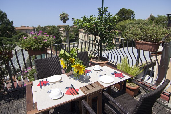 Daily buffet breakfast (EUR 5.00 per person)