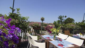 Desayuno buffet (EUR 5.00 por persona)