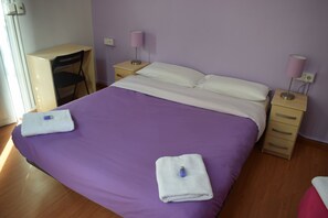 1 soverom, dundyner, skrivebord og blendingsgardiner