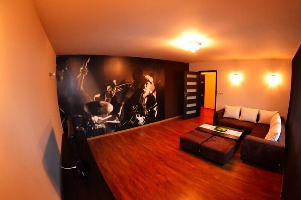 Comfort Apartment, 2 Bedrooms, Balcony, Mountain View | Living room | Flat-screen TV