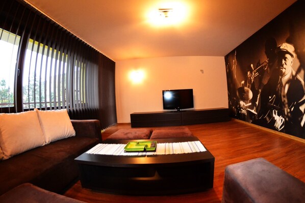 Comfort Apartment, 2 Bedrooms, Balcony, Mountain View | Living room | Flat-screen TV