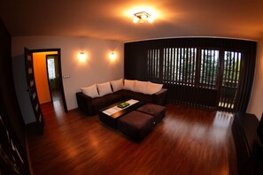 Comfort Apartment, 2 Bedrooms, Balcony, Mountain View | Living room