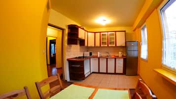 Comfort Apartment, 2 Bedrooms, Balcony, Mountain View | In-room dining