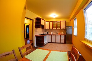 Comfort Apartment, 2 Bedrooms, Balcony, Mountain View | In-room dining